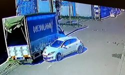 Bursa'da otomobil 2 araca çarptı, o anlar kameraya yansıdı