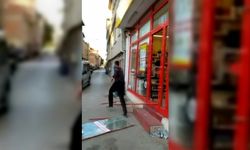 Bursa’da markete kilitlenen hırsız camı kırarak böyle kaçtı