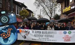 Bursa Uluslararası Fotoğraf Festivali (BursaFotoFest) kortej yürüyüşü ile başladı.