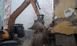 Osmangazi Belediyesi tarafından metruk binaları tek tek yıkıyor
