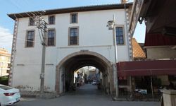 Bu camiinin altından yol geçiyor