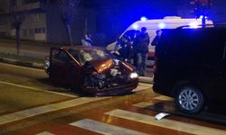 Bursa'da ışıkta bekleyen araca arkadan çarptı! 2 kişi yaralandı