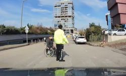 Engelli vatandaşın imdadına trafik polisi yetişti