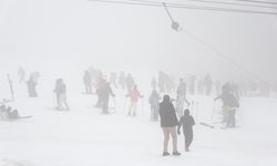 Uludağ'da yoğun sis kayakçılara engel olamadı
