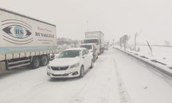 Süpürgelik mevkiinde trafik akışına kar engeli