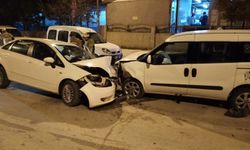 Acil Servis önünde kaza: 6 yaralı