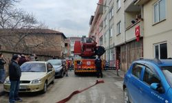 Bursa'da apartmanın çatı katı alevlere teslim oldu