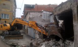 Osmangazi’de bir metruk bina daha yıkıldı!