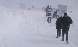 Uludağ’da kar fırtınası sonucu park halindeki araçlar tamamen karla kaplandı!