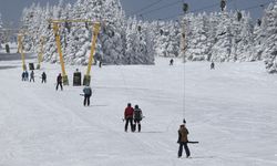 Birçok şehir kar yağışı için teyakkuza geçerken; Uludağ’da güneşli havada kayak keyfi