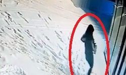 Buzlu kaldırımda koşan bir kişi ayağı kayınca yere düştü!