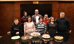 Down sendromlu çocuklardan başkan Mehmet Kanar’a doğum günü sürprizi