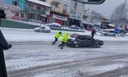 Trafik polislerinin karla mücadelesi takdir topladı!