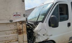 Kontrolden çıkan minibüsün kamyonete arkadan çarptığı kazada 4 kişi yaralandı!