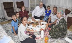 Ali Özkan, her akşam vatandaşlarla aynı sofrada iftar yapıyor
