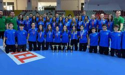 Bursa Büyükşehir Belediyespor voleybol altyapı takımları sezonu 5 kupayla kapattı