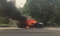 Park halindeki otomobil alev alev yandı!