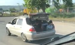 Otomobilin bagajında giden 2 kişinin tehlikeli yolculuğu!