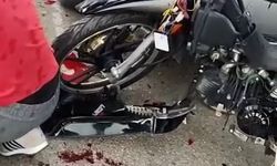 Otomobile çarpan motosiklet sürücüsü kanlar içerisinde kaldı!