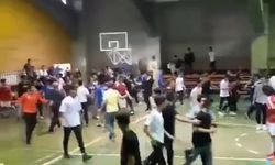 Futsal sahası boks ringine döndü, öğrenciler birbirine girdi!