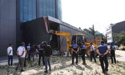 Nilüfer’de iş merkezine ait kaçak bölümler yıkıldı!