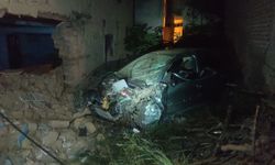 Bursa'da otomobil evin duvarına daldı: 1 ölü