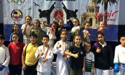 Manisa Büyükşehirli kareteciler İzmir'de madalyaları topladı
