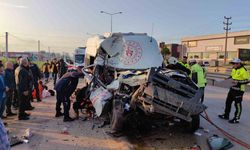 Sporcuları taşıyan minibüs hafriyat kamyonuna çarptı: 1 ölü, 16 yaralı