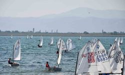 İznik Gölünde heyecan dolu yelken yarışları!