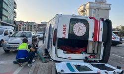 Bursa’da ambulans kaza yaptı: 1’i sağlık personeli 3 kişi yaralandı!