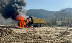Toprak taşıyan kamyon alev alev yandı!