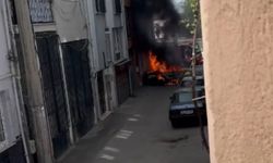 Bursa’da bir otomobil sokak ortasında alev alev yandı