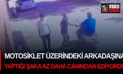 Motosiklet üzerindeki arkadaşına yaptığı şaka az daha canından ediyordu