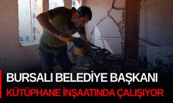 Bursalı Belediye Başkanı kütüphane inşaatında çalışıyor