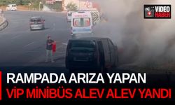 Rampada arıza yapan VİP minibüs alev alev yandı