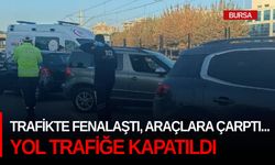 Trafikte fenalaştı, araçlara çarptı... Yol trafiğe kapatıldı