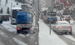 Bursa’da kar esareti! Araçlar yolda kaldı