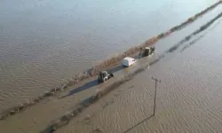 Bursa'da sel sularında araçta mahsur kaldı