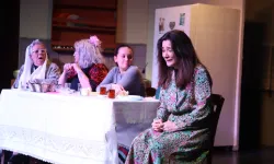 'Kadın Sığınağı' oyunu Bursa İnegöl'de sanatseverlerle buluştu