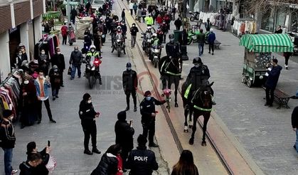 Bursa'da kadın polisler 8 Mart Dünya Kadınlar Gününü karanfil dağıtarak kutladı