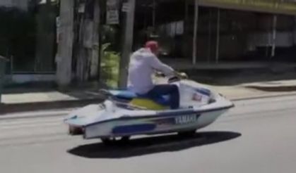 Jet skiye tekerlek taktı otobana çıktı