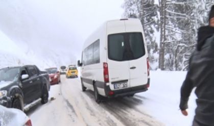 Uludağ’a çıkmak isteyen tedbirsiz vatandaşlar yolda kaldı