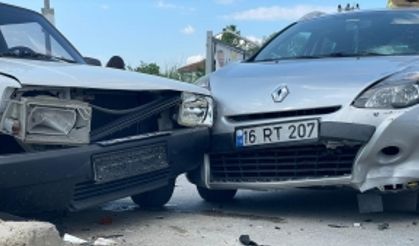 İznik’te motosiklet arabaya çarptı: 2 yaralı