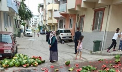 Bursa’da karpuz yüklü kamyon devrildi