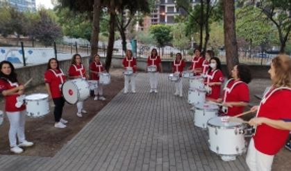 Mahalledeki kadınlar bando kurdu herkesi coşturuyor