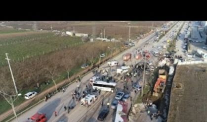 Yolun karşı şeridine geçen tır, önüne gelen araçları biçti