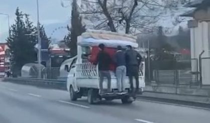 Trafikteki tehlikeli yolculuklar kameraya yansıdı