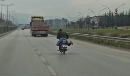 Motosikleti yüzüstü yatarak kullanan kasksız sürücü!