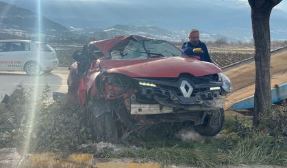 Otomobil aydınlatma direğine çarpıp takla attı: 2 yaralı!