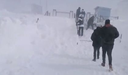 Uludağ’da kar fırtınası sonucu park halindeki araçlar tamamen karla kaplandı!